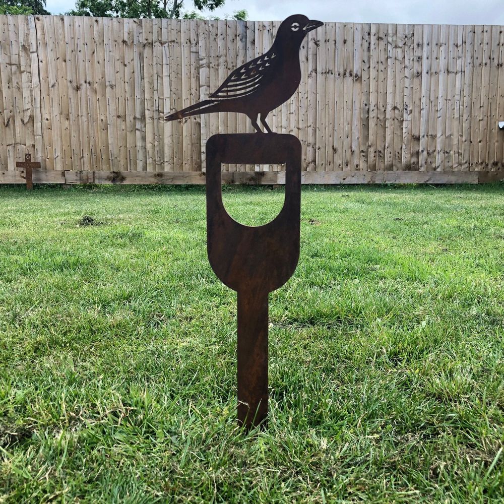 Rusty Metal Blackbird on a Spade Garden decoration - anydaydirect